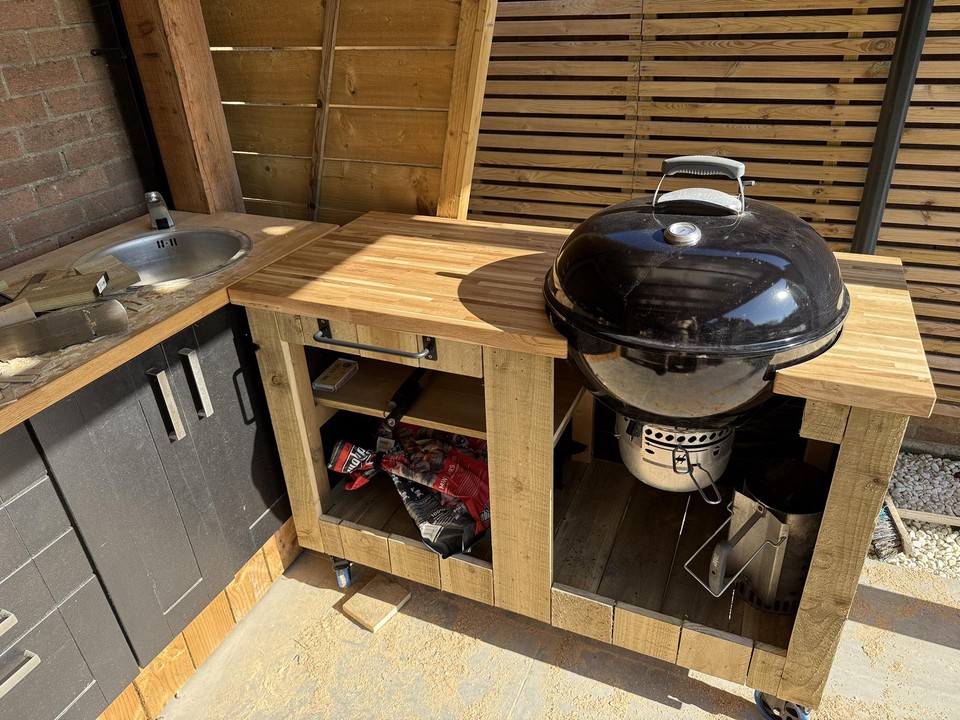 BBQ cart in situ, please ignore the paint tins :-)
